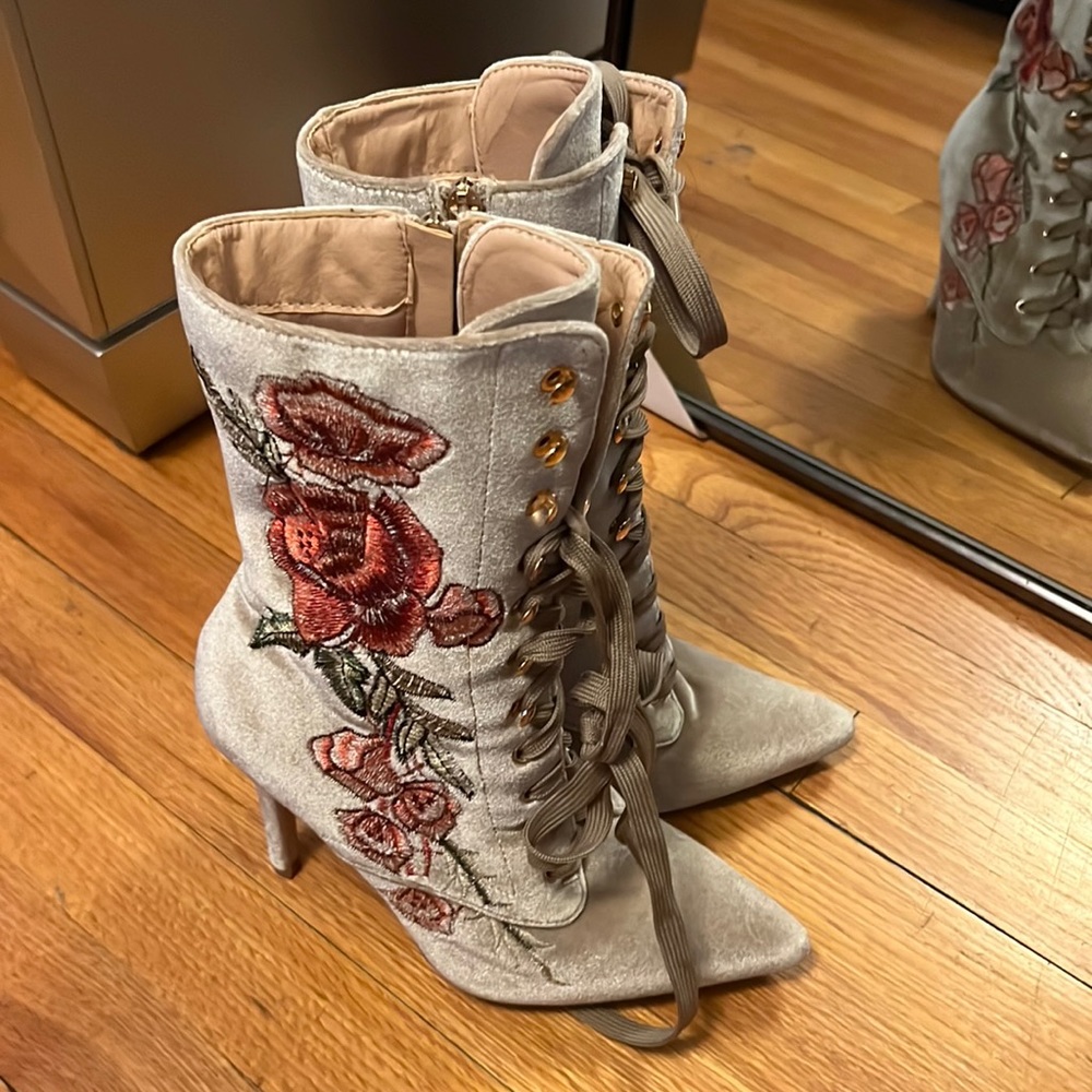 Boots with roses on the side